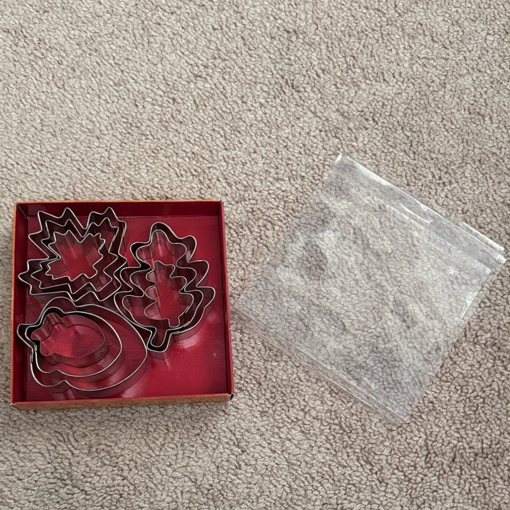 Nib- Fall Leaf and Acorn Cookie Cutter Set -3 sizes of each